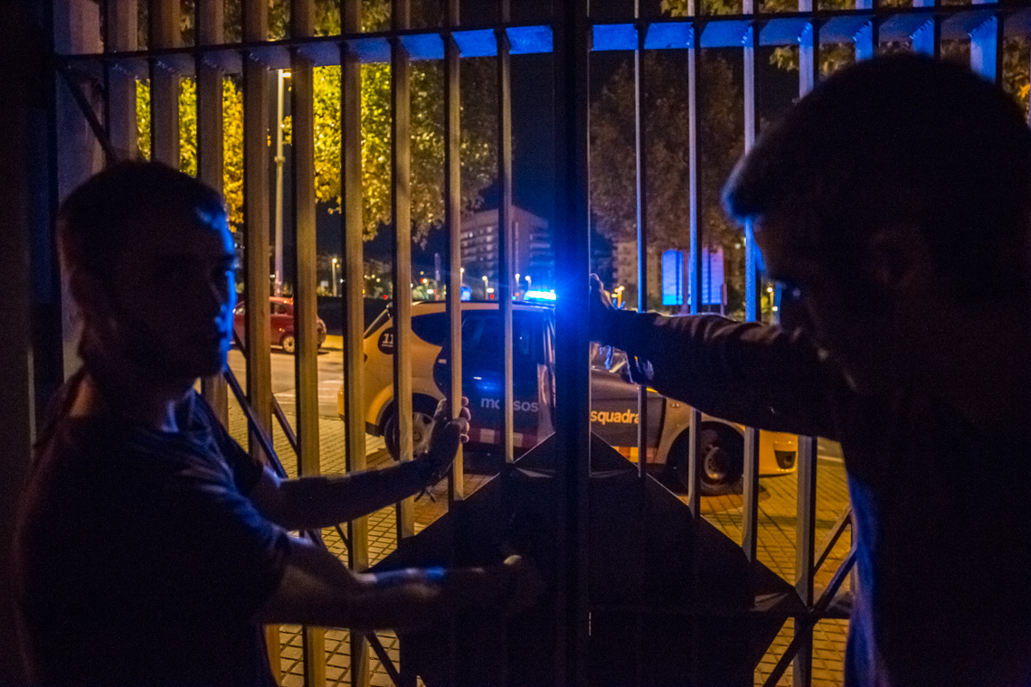 Teachers and people related to the institute Thos i Codina of Mataró (Barcelona), have enclosed the weekend before the referendum, to keep the site open until Sunday 1-O, as an electoral college. Under the police threat of sealing the school, the schools have made a general call to occupy the schools organizing different activities. Every 12 hours the police visited each school, writing minutes of the occupation. The firefighters of Mataró with the Union of Peasants have visited all the schools of Mataró to remember people that they have the right to vote. Photo: Eva Parey/4SEE