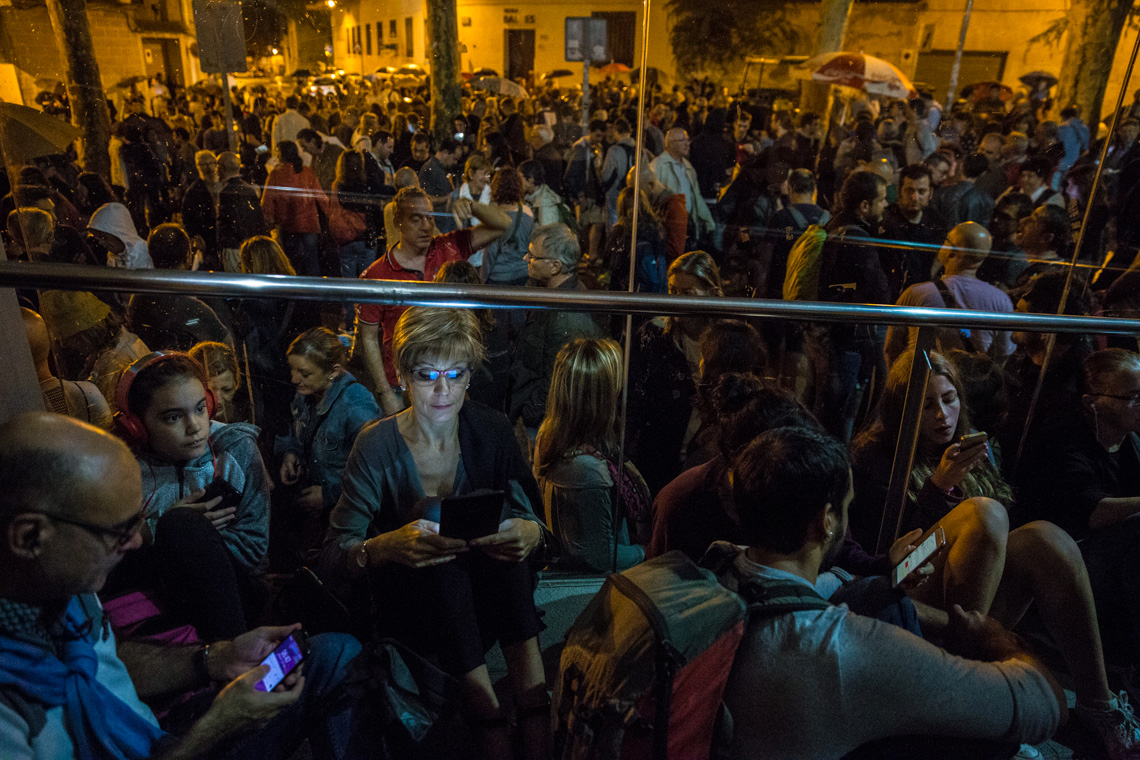 Celebration of the illegal referendum of Catalonia the 1th October. People have come to schools early at 5:30 am to keep the police from closing the school before voting starts. Long queues have built up at the door until the school has opened at 9:00 am. The first two hours in the morning there have been many informatic problems with the application to count the votes. People expected frustrated thinking that they could not vote. While in some schools of Barcelona and Sant Julià de Ramis there have been police charges, in Mataró people were voting under the threat of receiving a visit from the Civil Guard or the National Police and closing the schools. The Thos i Codina Institute of Mataró has organized activities in the afternoon to gather people and avoid closure. Finally, in the city of Mataró, no ballot boxes have been requisitioned and the final count has been made, with a 90.1% vote in favor of Catalonia's independence. Photo: Eva Parey/4SEE.