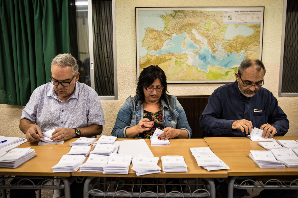 Celebration of the illegal referendum of Catalonia the 1th October. People have come to schools early at 5:30 am to keep the police from closing the school before voting starts. Long queues have built up at the door until the school has opened at 9:00 am. The first two hours in the morning there have been many informatic problems with the application to count the votes. People expected frustrated thinking that they could not vote. While in some schools of Barcelona and Sant Julià de Ramis there have been police charges, in Mataró people were voting under the threat of receiving a visit from the Civil Guard or the National Police and closing the schools. The Thos i Codina Institute of Mataró has organized activities in the afternoon to gather people and avoid closure. Finally, in the city of Mataró, no ballot boxes have been requisitioned and the final count has been made, with a 90.1% vote in favor of Catalonia's independence. Photo: Eva Parey/4SEE.