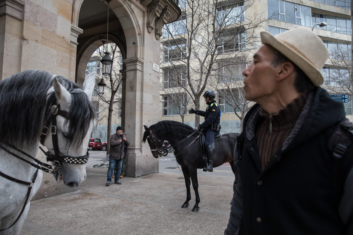 A patrol of the Urban Guard on horseback in the Born neighborhood asks some homeless people why they are not confined. Since the Government decreed the State of Alarm for the COVID19 crisis, the population has been confined into their homes with the exception of people who sleep on the street. Barcelona, March 26. // Una patrulla de la Guardia Urbana a caballo en el barrio del Born pregunta a algunas personas sin hogar por qué no están confinadas. Desde que el Gobierno decretó el estado de alarma por la crisis del Covid-19, la población ha sido confinada en su casa, a excepción de las personas que duermen en la calle. Barcelona, 26 de marzo. Foto: Eva Parey.
