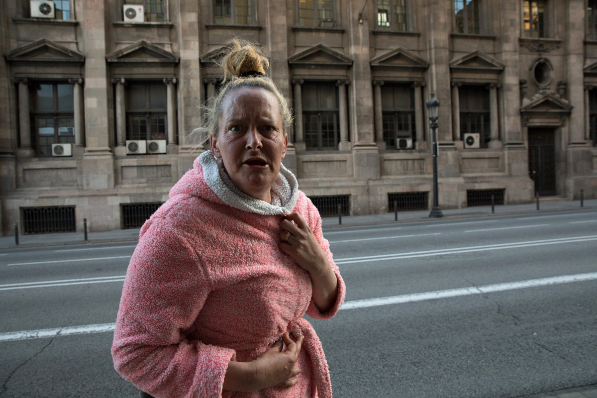 A woman who just got divorced after the confinement order has been forced to live on the street because she has nowhere to go, not enough money to rent a room and the homeless shelters are full. So she installed herself in an alley in the center of Barcelona, next to an under construction building with security cameras that at least give her some safety against possible attacks. Barcelona, April 11. // Una mujer que se ha separado tras la orden de confinamiento, se ha visto obligada a dormir en la calle por no tener otro lugar donde ir. No tiene solvencia suficiente para poder alquilar una habitación y los albergues para personas sin hogar están llenos. Se ha instalado en un callejón del centro de Barcelona, en un local con una reforma parada por el estado de alerta, que está vigilado con cámaras de seguridad, lo que le da cierta seguridad ante posibles ataques. Barcelona, 11 de Abril. Foto: Eva Parey.