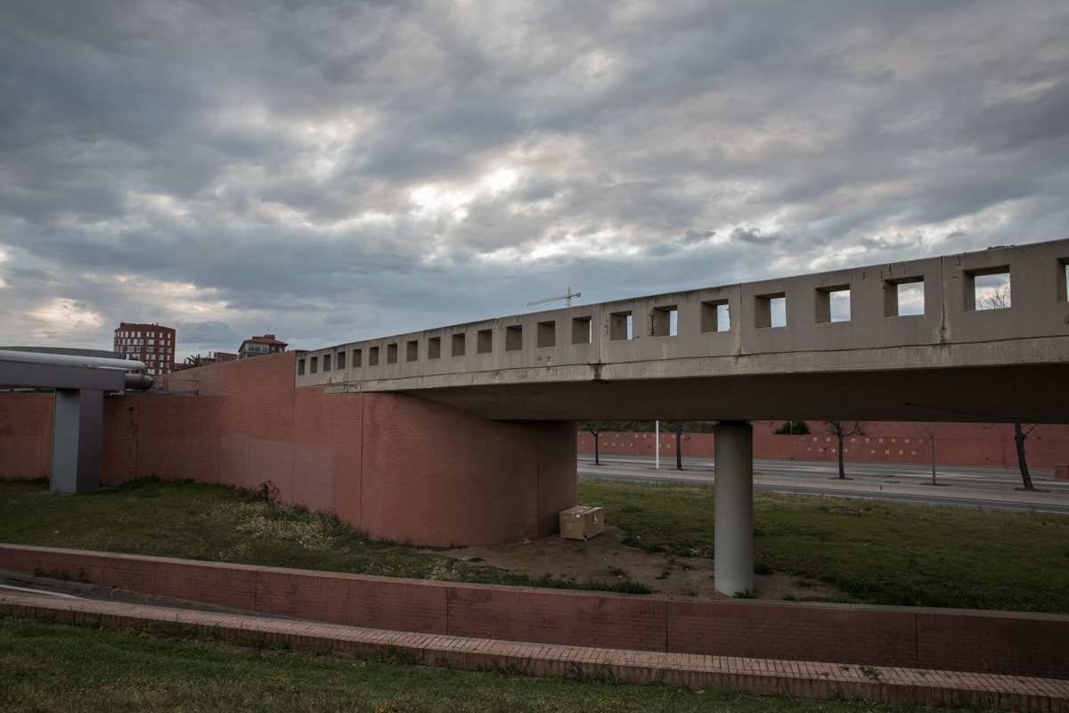 A box under a bridge shelters a man who sleeps every night in the vicinity of the now-deserted ring road of Barcelona. March 26, 18:00h. //<br /> Una caja bajo un puente da cobijo a un hombre que duerme cada noche en las proximidades de la Ronda Litoral, ahora desértica.<br /> 26 de Marzo, 18:00h. Foto: Eva Parey.